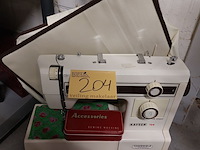 Lot 204 - naaimachine kayser met zak en accesoires - afbeelding 1 van  3