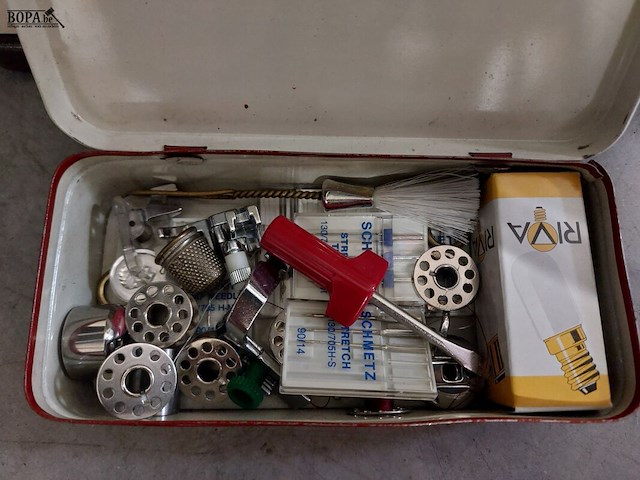 Lot 204 - naaimachine kayser met zak en accesoires - afbeelding 2 van  3