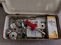 Lot 204 - naaimachine kayser met zak en accesoires - afbeelding 2 van  3