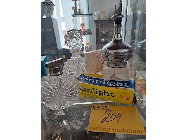 Lot 204 - verzamelobject: sun light zeep + decoratieve parfumflessen - afbeelding 1 van  1