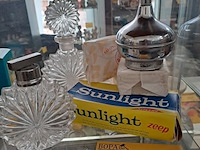 Lot 204 - verzamelobject: sun light zeep + decoratieve parfumflessen - afbeelding 1 van  1
