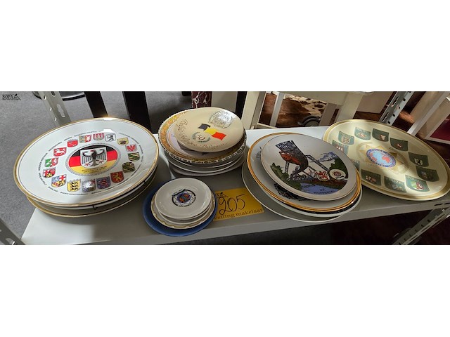 Lot 205 - borden met politie emblemen ong 19 stuks - afbeelding 1 van  4