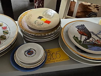 Lot 205 - borden met politie emblemen ong 19 stuks - afbeelding 1 van  4