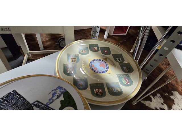 Lot 205 - borden met politie emblemen ong 19 stuks - afbeelding 2 van  4