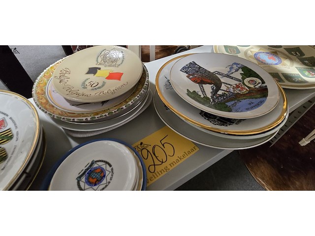 Lot 205 - borden met politie emblemen ong 19 stuks - afbeelding 3 van  4