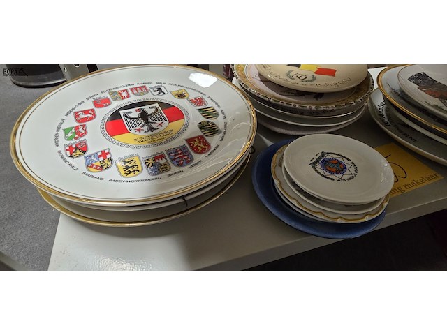 Lot 205 - borden met politie emblemen ong 19 stuks - afbeelding 4 van  4