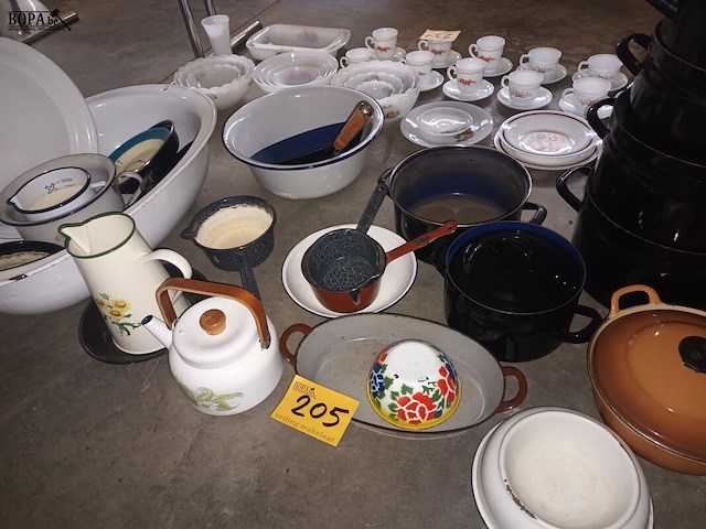 Lot 205 - brocante emaille items. 26 stuks - afbeelding 1 van  4