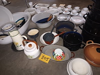 Lot 205 - brocante emaille items. 26 stuks - afbeelding 1 van  4