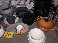 Lot 205 - brocante emaille items. 26 stuks - afbeelding 2 van  4