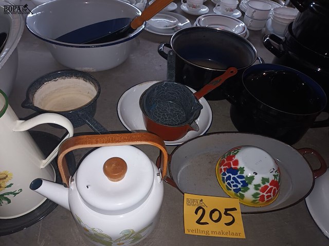 Lot 205 - brocante emaille items. 26 stuks - afbeelding 3 van  4