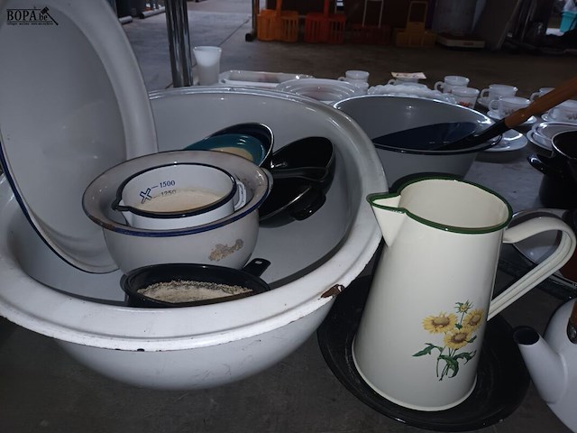 Lot 205 - brocante emaille items. 26 stuks - afbeelding 4 van  4