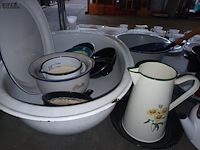 Lot 205 - brocante emaille items. 26 stuks - afbeelding 4 van  4