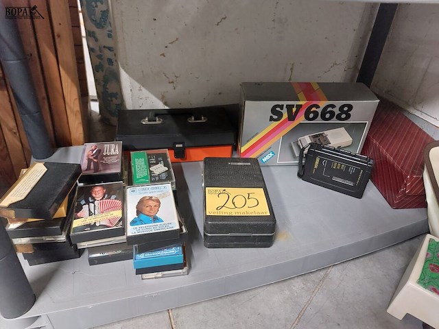 Lot 205 - casettespelers en casettes ong. 49 stuks - afbeelding 1 van  4