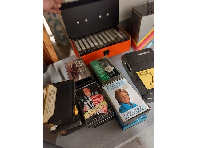 Lot 205 - casettespelers en casettes ong. 49 stuks - afbeelding 2 van  4