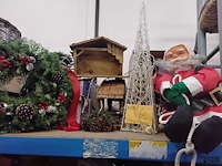 Lot 205 - decoratief kertgerief oa kerststallen, kransen en boom - afbeelding 1 van  1