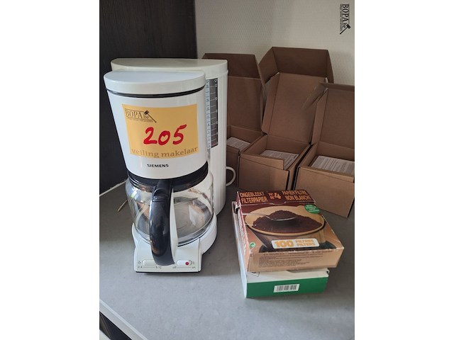 Lot 205 - koffiezetapparaat en filters - afbeelding 1 van  1