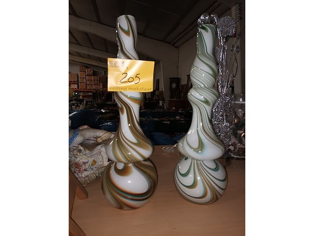 Lot 205 - opaline vaas. 2 stuks - afbeelding 1 van  3