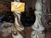 Lot 205 - opaline vaas. 2 stuks - afbeelding 1 van  3