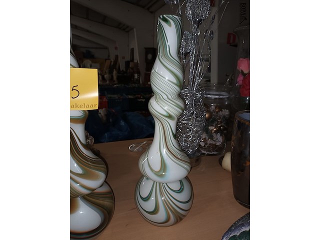 Lot 205 - opaline vaas. 2 stuks - afbeelding 2 van  3