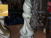 Lot 205 - opaline vaas. 2 stuks - afbeelding 2 van  3