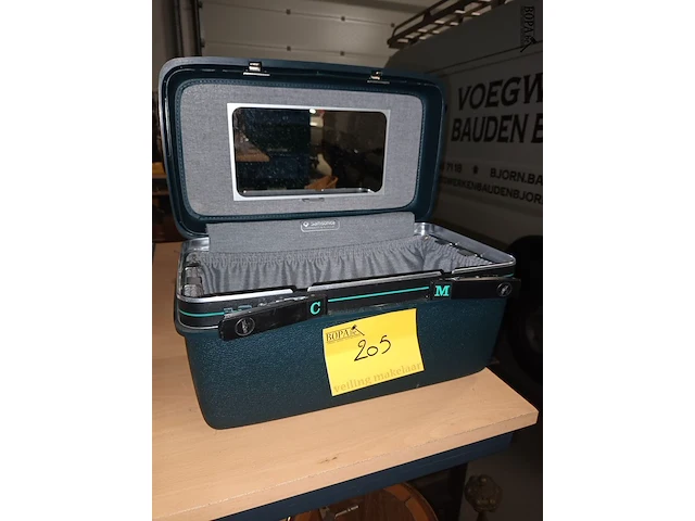 Lot 205 - samsonite beauty case - afbeelding 1 van  3