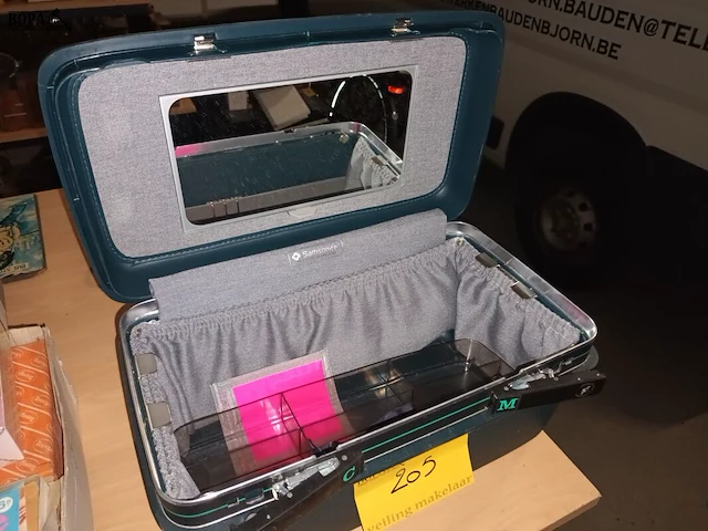 Lot 205 - samsonite beauty case - afbeelding 2 van  3
