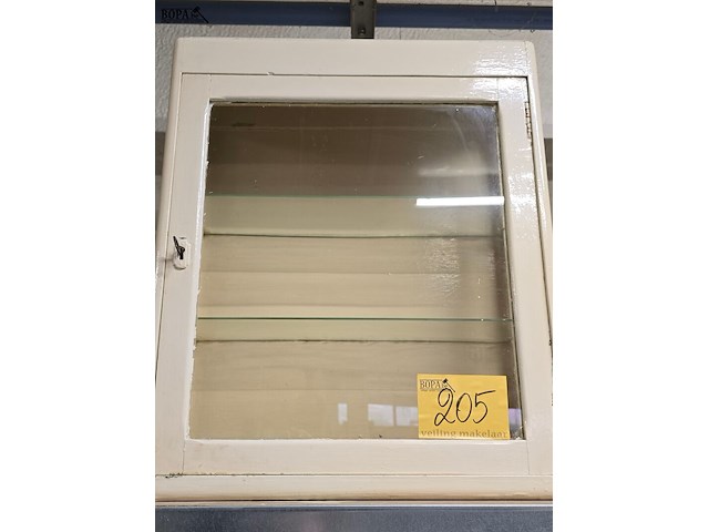 Lot 205 - vintage vitrinekast wit geschilderd - afbeelding 1 van  2