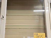 Lot 205 - vintage vitrinekast wit geschilderd - afbeelding 1 van  2