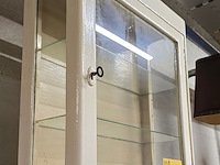 Lot 205 - vintage vitrinekast wit geschilderd - afbeelding 2 van  2