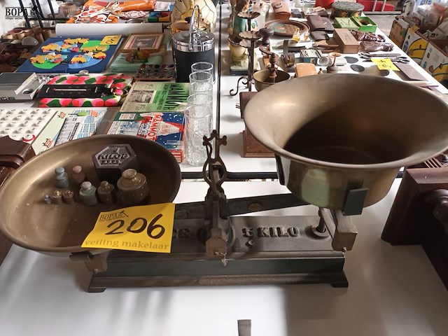 Lot 206 - antiek weegschaal met gewichten - afbeelding 1 van  3