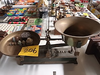Lot 206 - antiek weegschaal met gewichten - afbeelding 1 van  3
