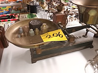 Lot 206 - antiek weegschaal met gewichten - afbeelding 2 van  3