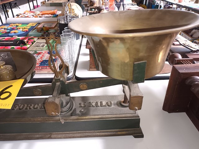 Lot 206 - antiek weegschaal met gewichten - afbeelding 3 van  3