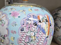 Lot 206 - chinese gemberpotten in famille rose stijl - afbeelding 2 van  6