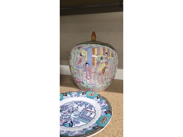 Lot 206 - chinese gemberpotten in famille rose stijl - afbeelding 3 van  6