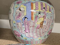 Lot 206 - chinese gemberpotten in famille rose stijl - afbeelding 3 van  6