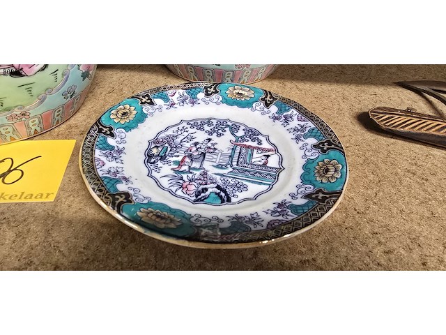 Lot 206 - chinese gemberpotten in famille rose stijl - afbeelding 5 van  6