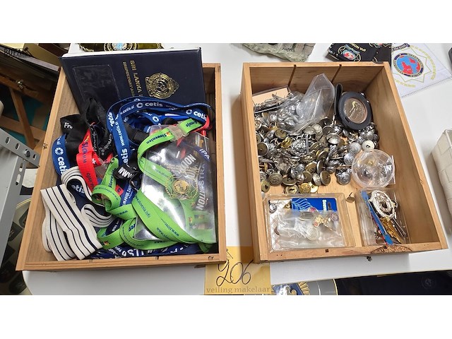 Lot 206 - diverse politie items - afbeelding 1 van  8