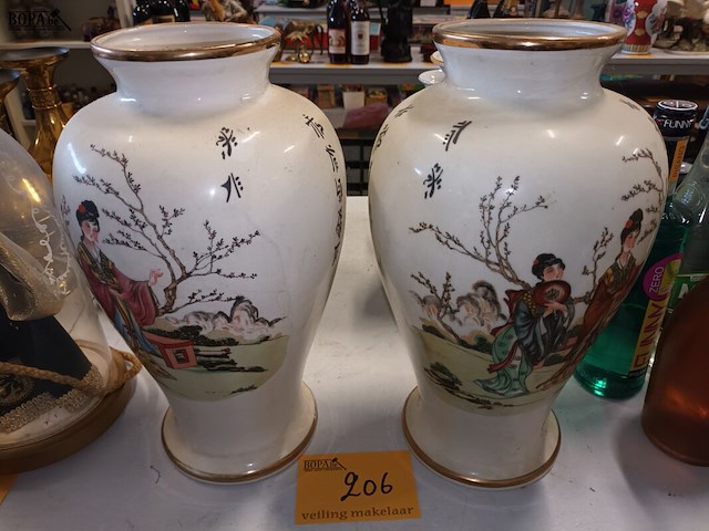 Lot 206 - italiaanse vazen. 2 stuks - afbeelding 1 van  5