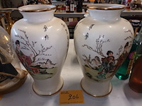 Lot 206 - italiaanse vazen. 2 stuks - afbeelding 1 van  5