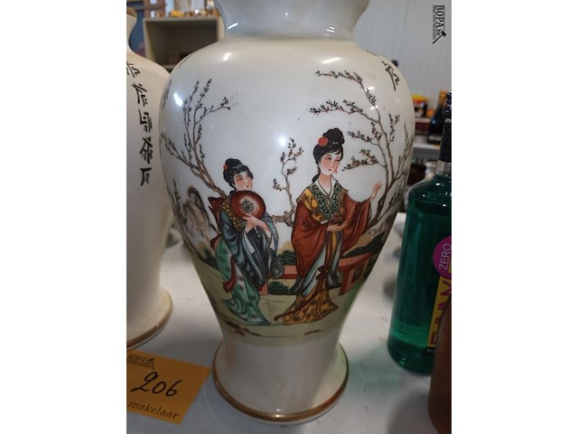 Lot 206 - italiaanse vazen. 2 stuks - afbeelding 2 van  5