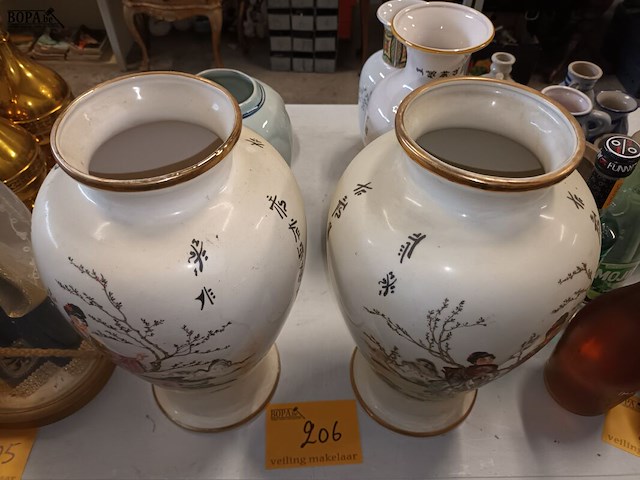 Lot 206 - italiaanse vazen. 2 stuks - afbeelding 3 van  5