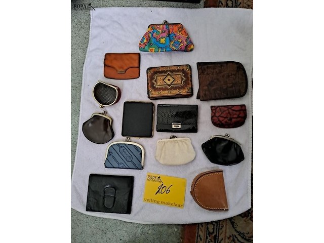 Lot 206 - lot vintage geldbeugeltjes, sigarenhouders, naaisethouder oa - afbeelding 1 van  4
