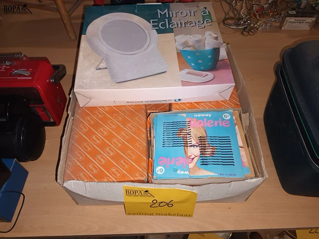 Lot 206 - make-up spiegel en haarspelden - afbeelding 1 van  3