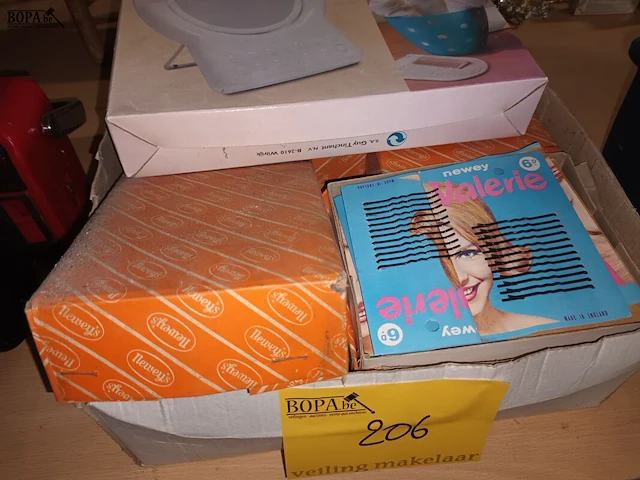 Lot 206 - make-up spiegel en haarspelden - afbeelding 2 van  3