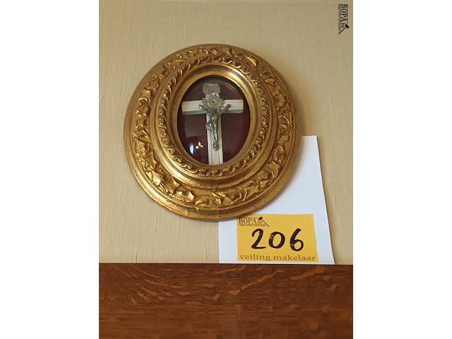 Lot 206 - ovalen kader met kruisbeeld - afbeelding 1 van  3