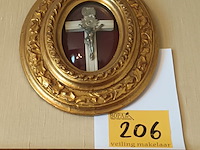 Lot 206 - ovalen kader met kruisbeeld - afbeelding 1 van  3