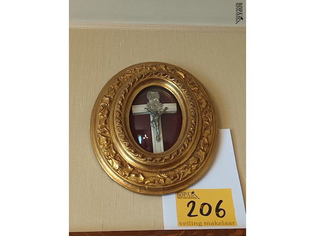 Lot 206 - ovalen kader met kruisbeeld - afbeelding 2 van  3