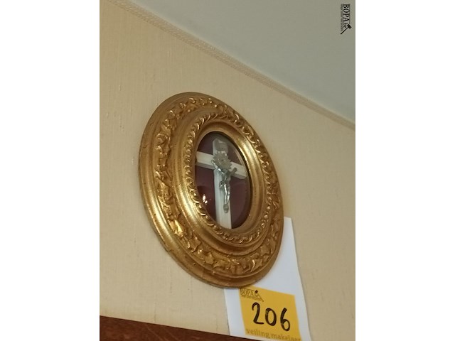Lot 206 - ovalen kader met kruisbeeld - afbeelding 3 van  3