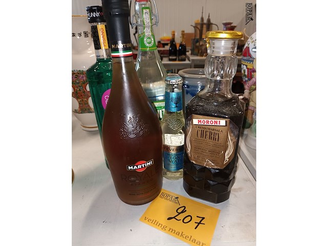 Lot 207 - flessen diverse dranken. 5 stuks - afbeelding 2 van  3